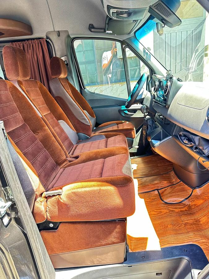 Interior e cabine da van da LH Transportes
