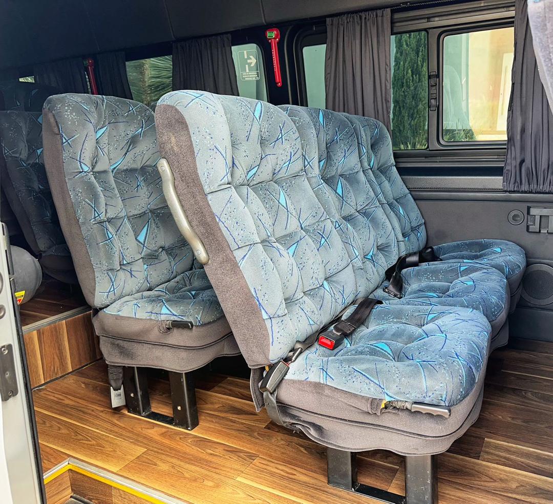 Interior espaçoso da van da LH Transportes com poltronas confortáveis