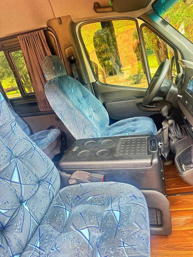 Interior da van para transfer de aeroporto