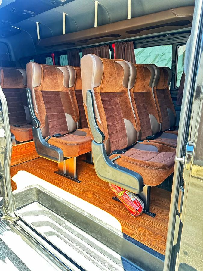 Interior da van com poltronas confortáveis