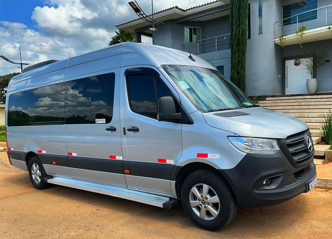 Van Mercedes-Benz Sprinter prata da LH Transportes