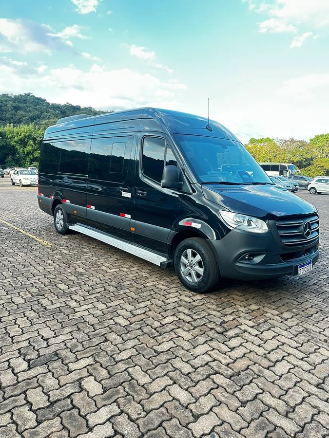 Van Mercedes-Benz Sprinter preta estacionada